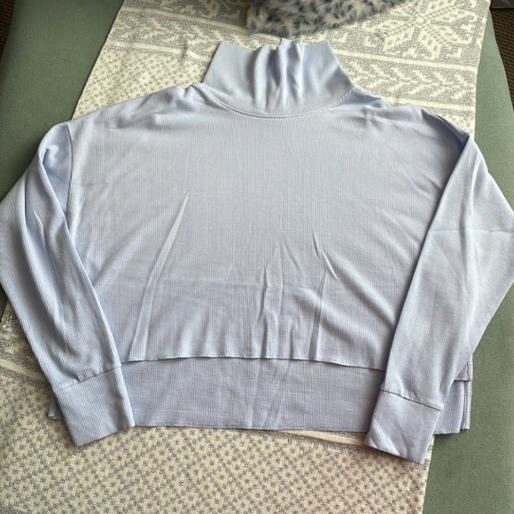 NWOT American Eagle Cropped Turtle / Mock Neck Waffle Knit Long Sleeve (size S)